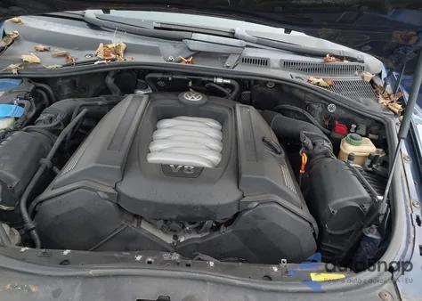 2004 Volkswagen Touareg V8 z USA, uszkodzony, nr VIN WVGCM77L64D057212